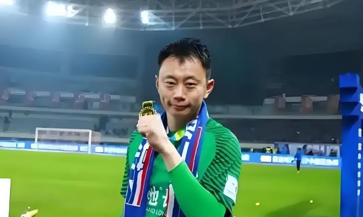 天博体育官方网站-上港已在冬训前完成一笔续约！本土飞翼留队无悬念，值得期待